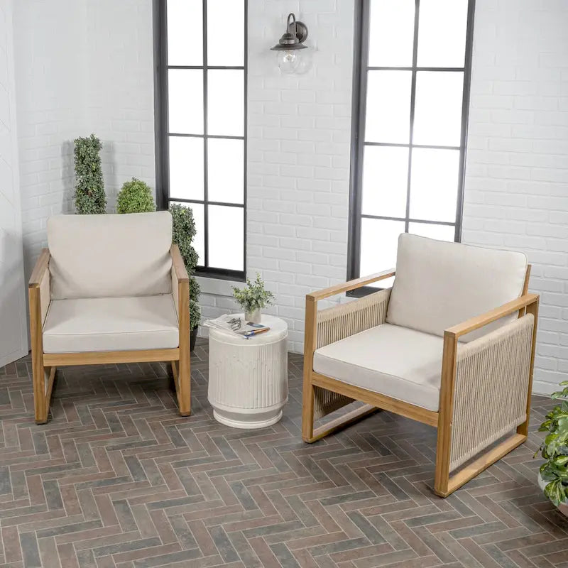 Chaises de patio d'extérieur Saranac en bois d'acacia tressé, style moderne du milieu du siècle, avec coussins (lot de 2), par JONATHAN Y.