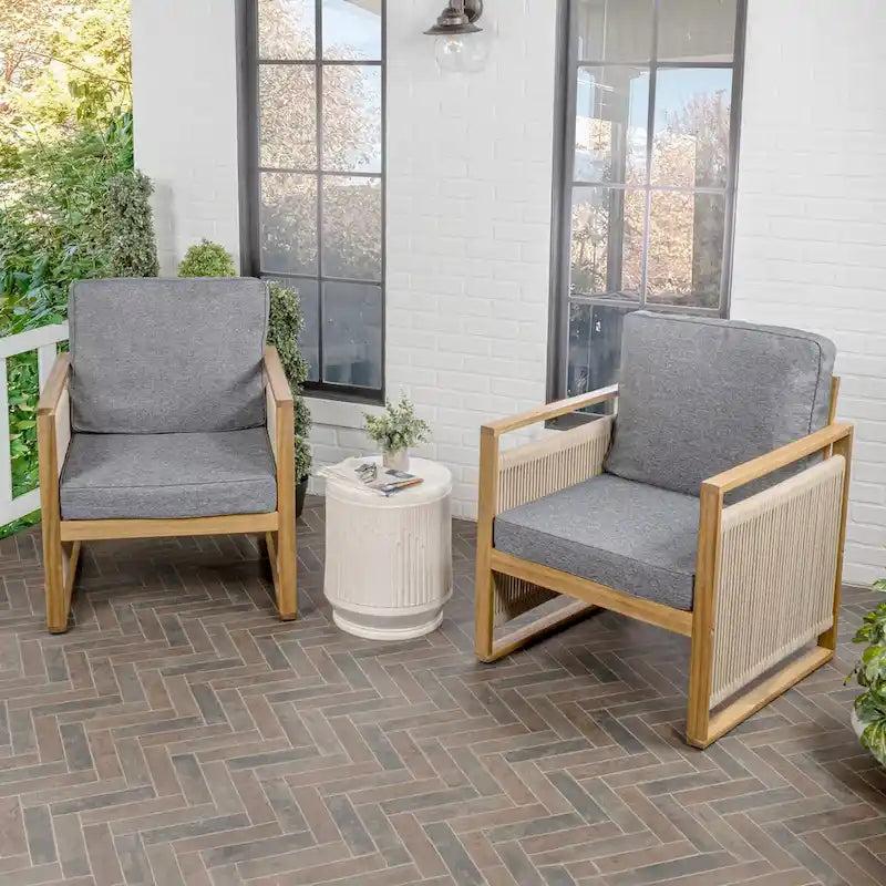 Chaises de patio d'extérieur Saranac en bois d'acacia tressé, style moderne du milieu du siècle, avec coussins (lot de 2), par JONATHAN Y.
