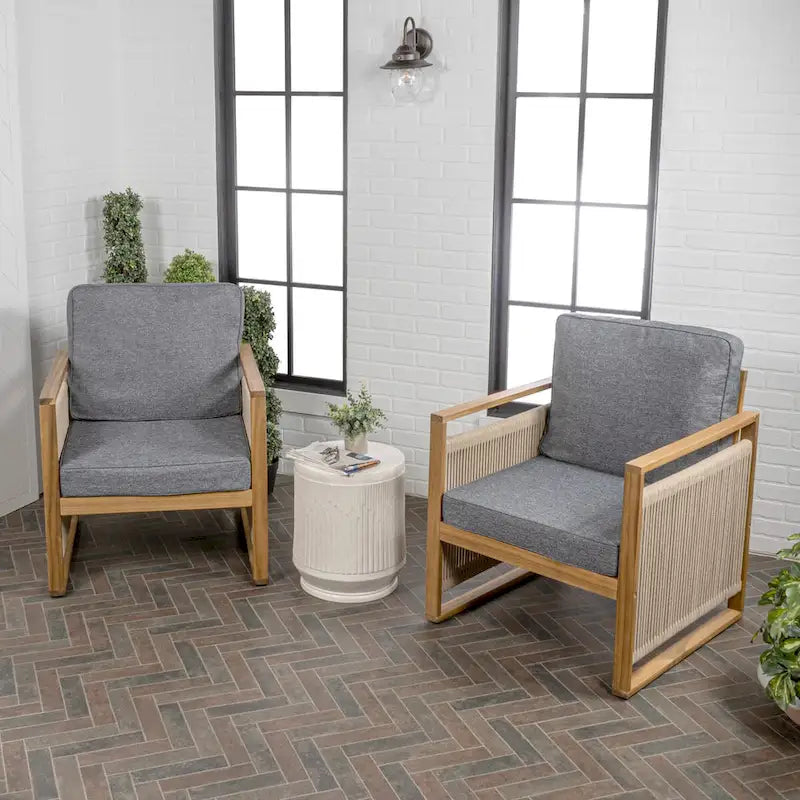 Chaises de patio d'extérieur Saranac en bois d'acacia tressé, style moderne du milieu du siècle, avec coussins (lot de 2), par JONATHAN Y.