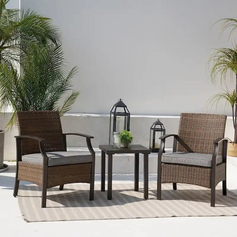 Ensemble de 3 chaises de salle à manger formelles en osier avec tables d'appoint et coussins bleus dans une structure en métal