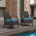 Ensemble de 3 chaises de salle à manger formelles en osier avec tables d'appoint et coussins bleus dans une structure en métal