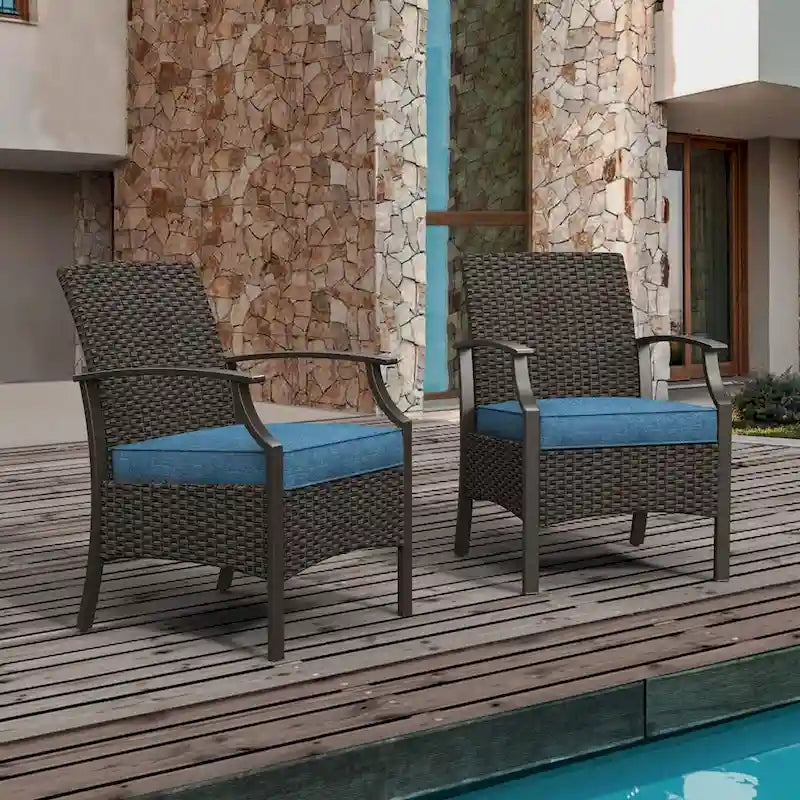 Ensemble de 3 chaises de salle à manger formelles en osier avec tables d'appoint et coussins bleus dans une structure en métal