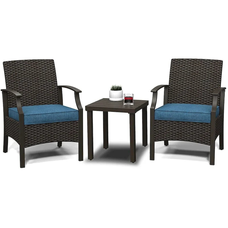 Ensemble de 3 chaises de salle à manger formelles en osier avec tables d'appoint et coussins bleus dans une structure en métal