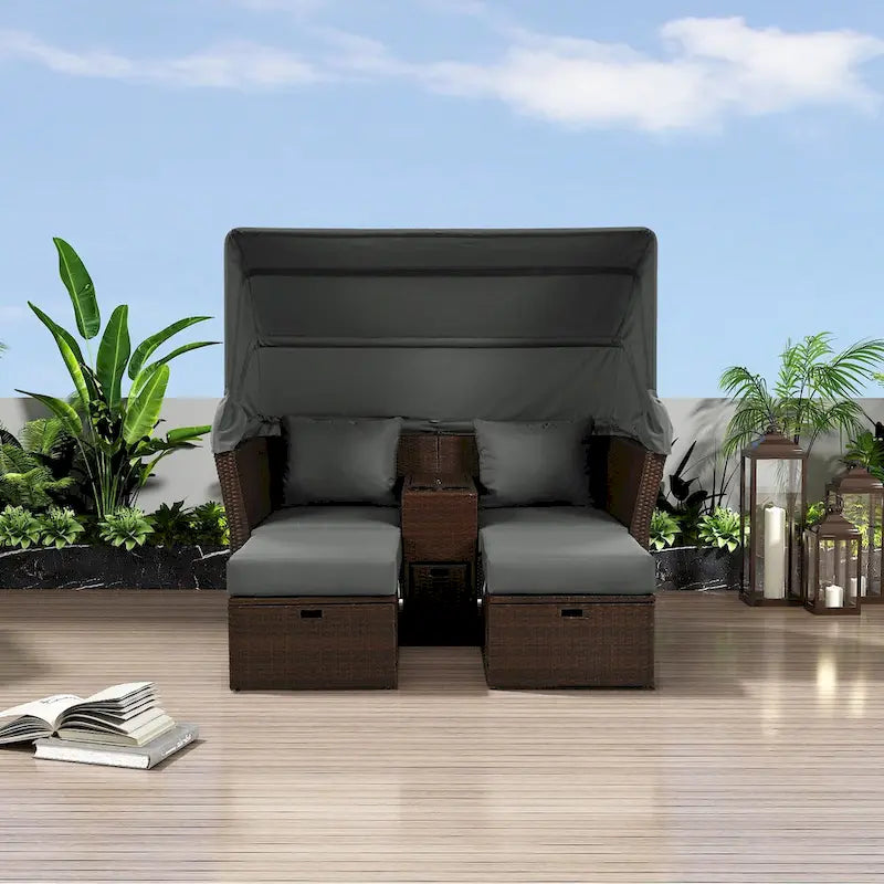 Ensemble canapé-lit convertible deux places pour terrasse avec pare-soleil rétractable, porte-gobelets, coffres de rangement et coussins déperlants.