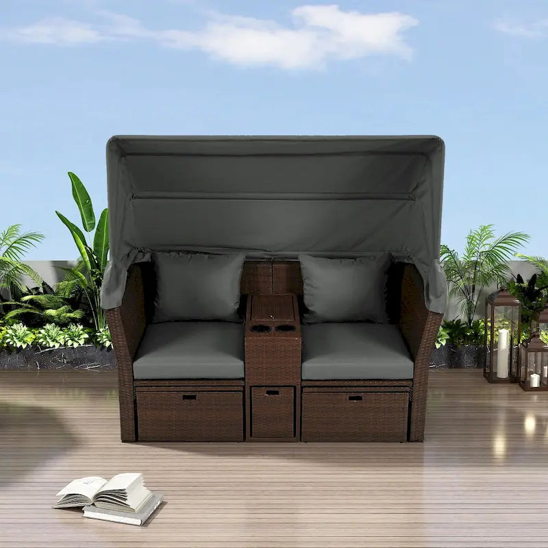 Ensemble canapé-lit convertible deux places pour terrasse avec pare-soleil rétractable, porte-gobelets, coffres de rangement et coussins déperlants.