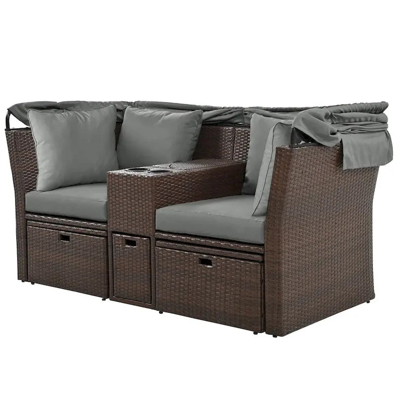 Ensemble canapé-lit convertible deux places pour terrasse avec pare-soleil rétractable, porte-gobelets, coffres de rangement et coussins déperlants.