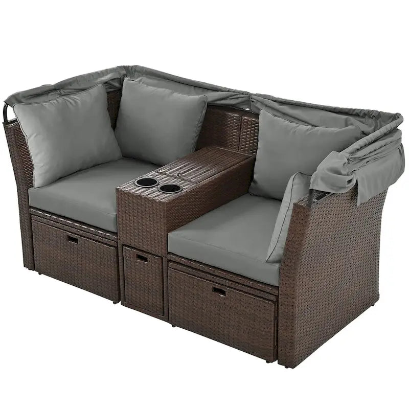 Ensemble canapé-lit convertible deux places pour terrasse avec pare-soleil rétractable, porte-gobelets, coffres de rangement et coussins déperlants.