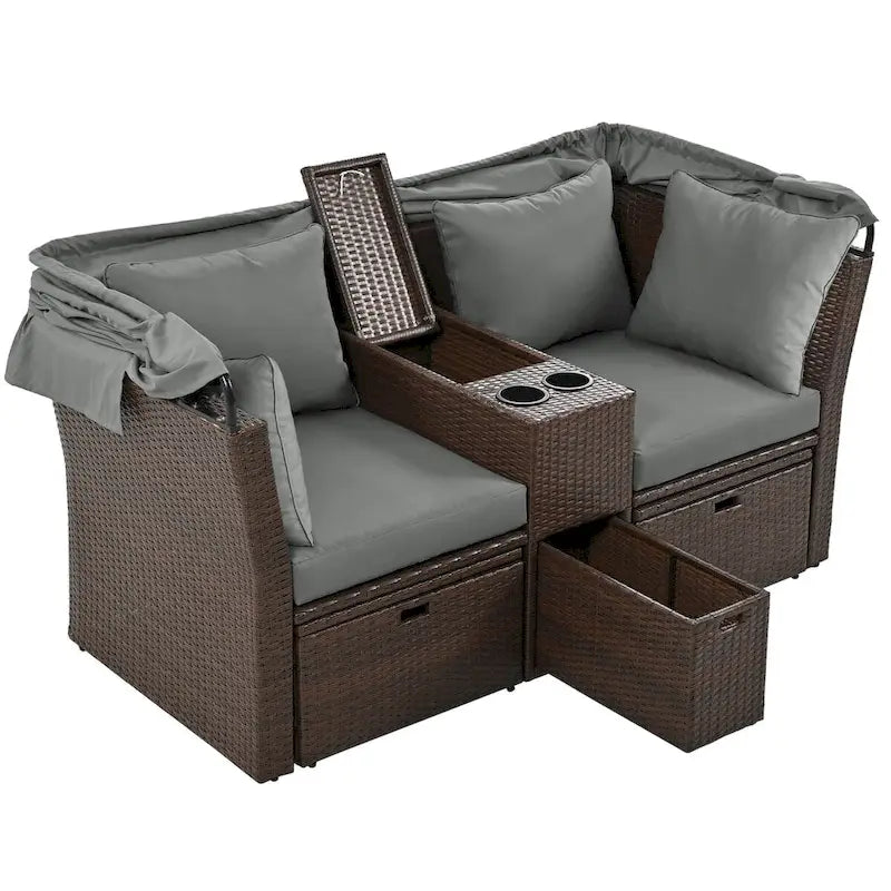 Ensemble canapé-lit convertible deux places pour terrasse avec pare-soleil rétractable, porte-gobelets, coffres de rangement et coussins déperlants.