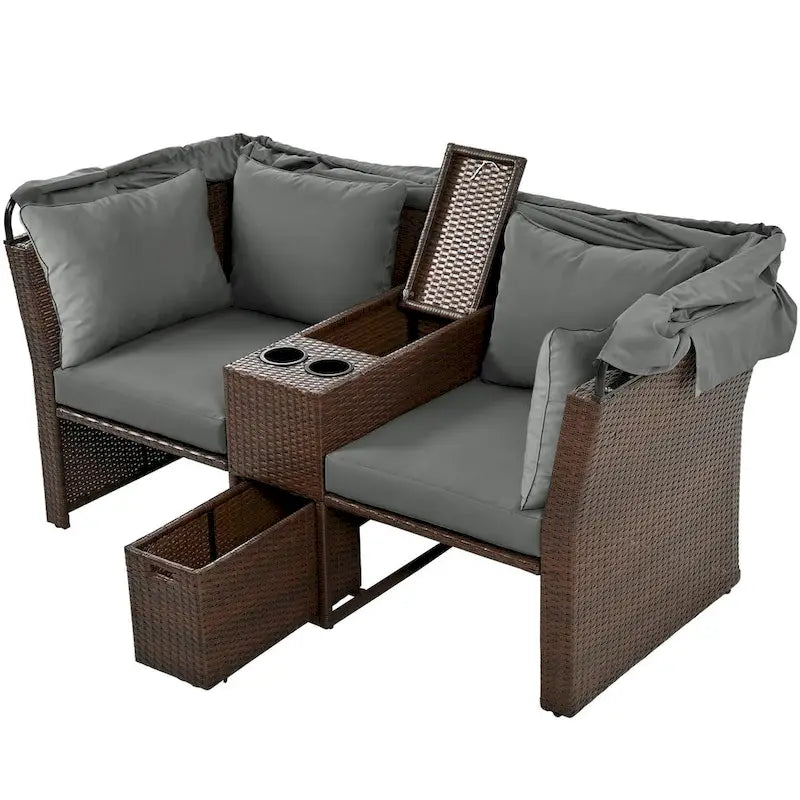 Ensemble canapé-lit convertible deux places pour terrasse avec pare-soleil rétractable, porte-gobelets, coffres de rangement et coussins déperlants.