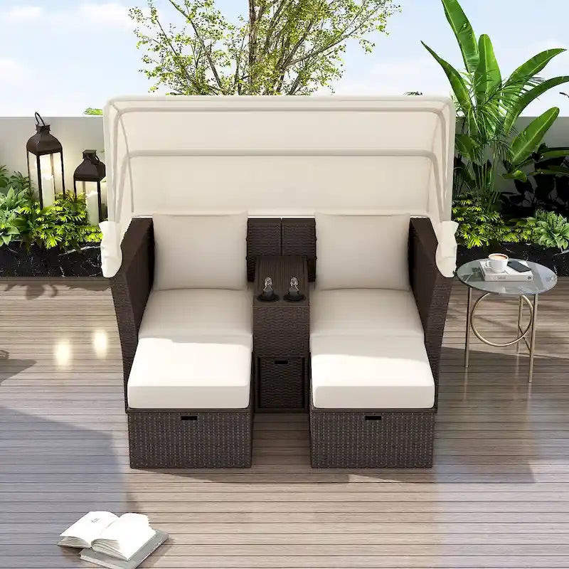 Ensemble canapé-lit convertible deux places pour terrasse avec pare-soleil rétractable, porte-gobelets, coffres de rangement et coussins déperlants.