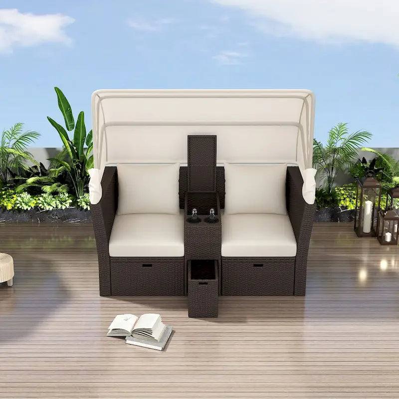 Ensemble canapé-lit convertible deux places pour terrasse avec pare-soleil rétractable, porte-gobelets, coffres de rangement et coussins déperlants.