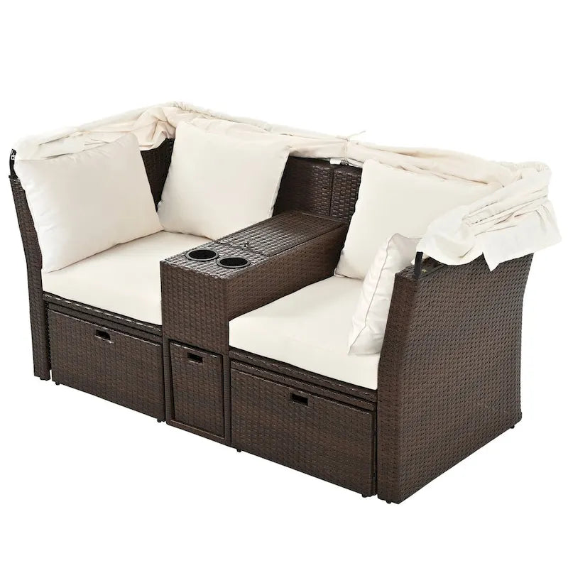 Ensemble canapé-lit convertible deux places pour terrasse avec pare-soleil rétractable, porte-gobelets, coffres de rangement et coussins déperlants.