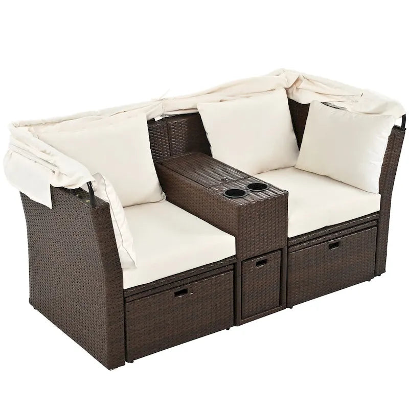 Ensemble canapé-lit convertible deux places pour terrasse avec pare-soleil rétractable, porte-gobelets, coffres de rangement et coussins déperlants.