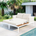 Lit de jour d'extérieur moderne en métal avec plateaux en bois, espaces latéraux pour les boissons, 2 chaises longues rembourrées en 1