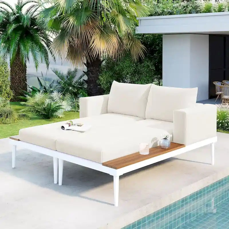 Lit de jour d'extérieur moderne en métal avec plateaux en bois, espaces latéraux pour les boissons, 2 chaises longues rembourrées en 1
