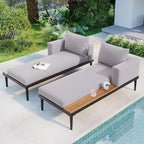 Lit de jour d'extérieur moderne en métal avec plateaux en bois, espaces latéraux pour les boissons, 2 chaises longues rembourrées en 1