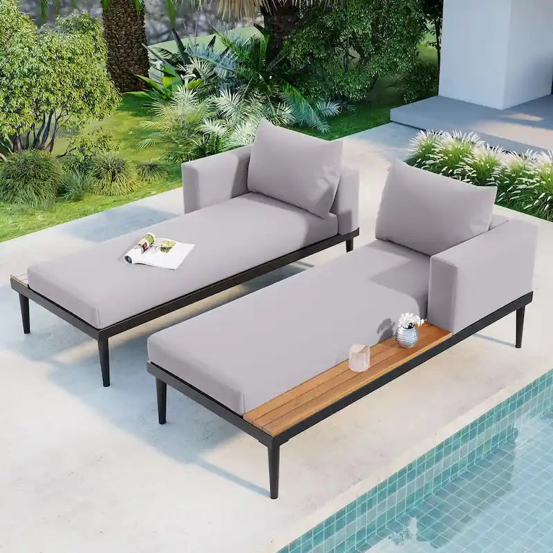 Lit de jour d'extérieur moderne en métal avec plateaux en bois, espaces latéraux pour les boissons, 2 chaises longues rembourrées en 1