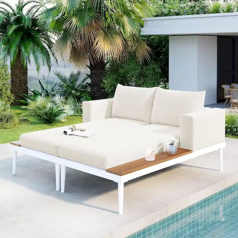 Lit de jour d'extérieur moderne en métal avec plateaux en bois, espaces latéraux pour les boissons, 2 chaises longues rembourrées en 1