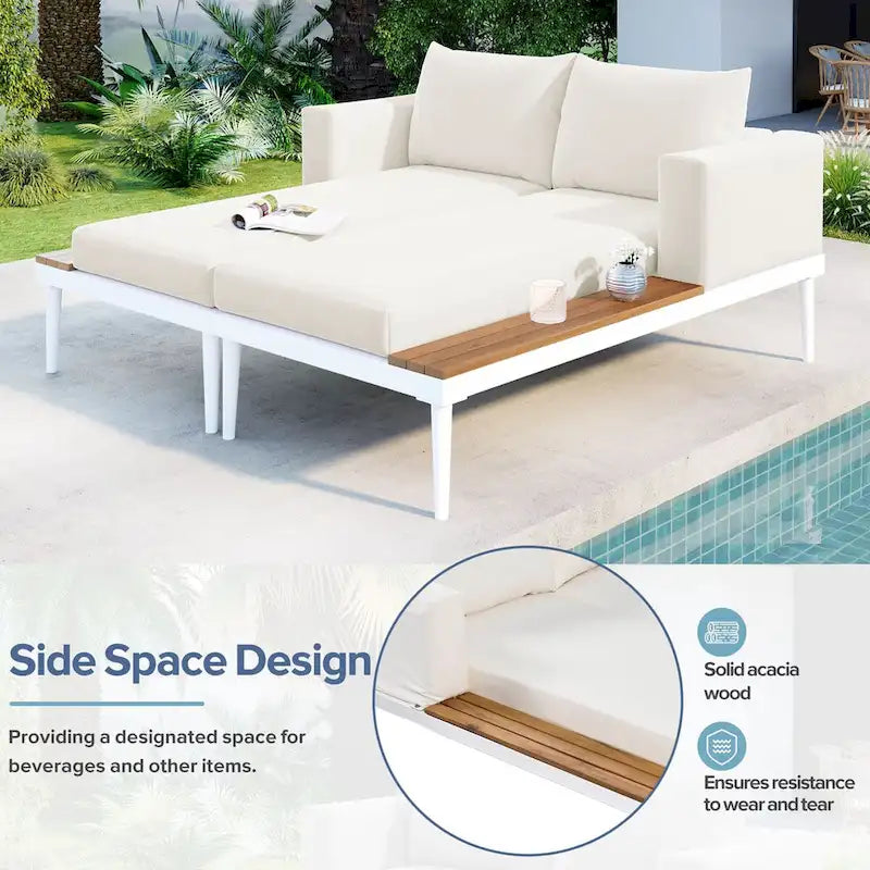 Lit de jour d'extérieur moderne en métal avec plateaux en bois, espaces latéraux pour les boissons, 2 chaises longues rembourrées en 1