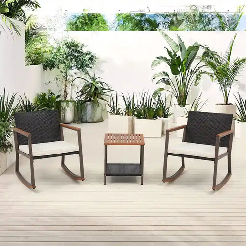 Ensemble de conversation 3 pièces avec fauteuil à bascule d'extérieur, table basse et coussins, idéal pour balcon, terrasse ou piscine.